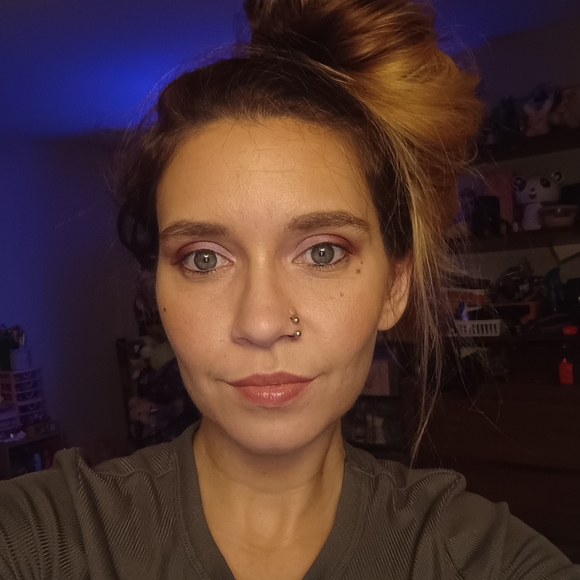 Meet your Posher, Amanda - Picture 3 of 8